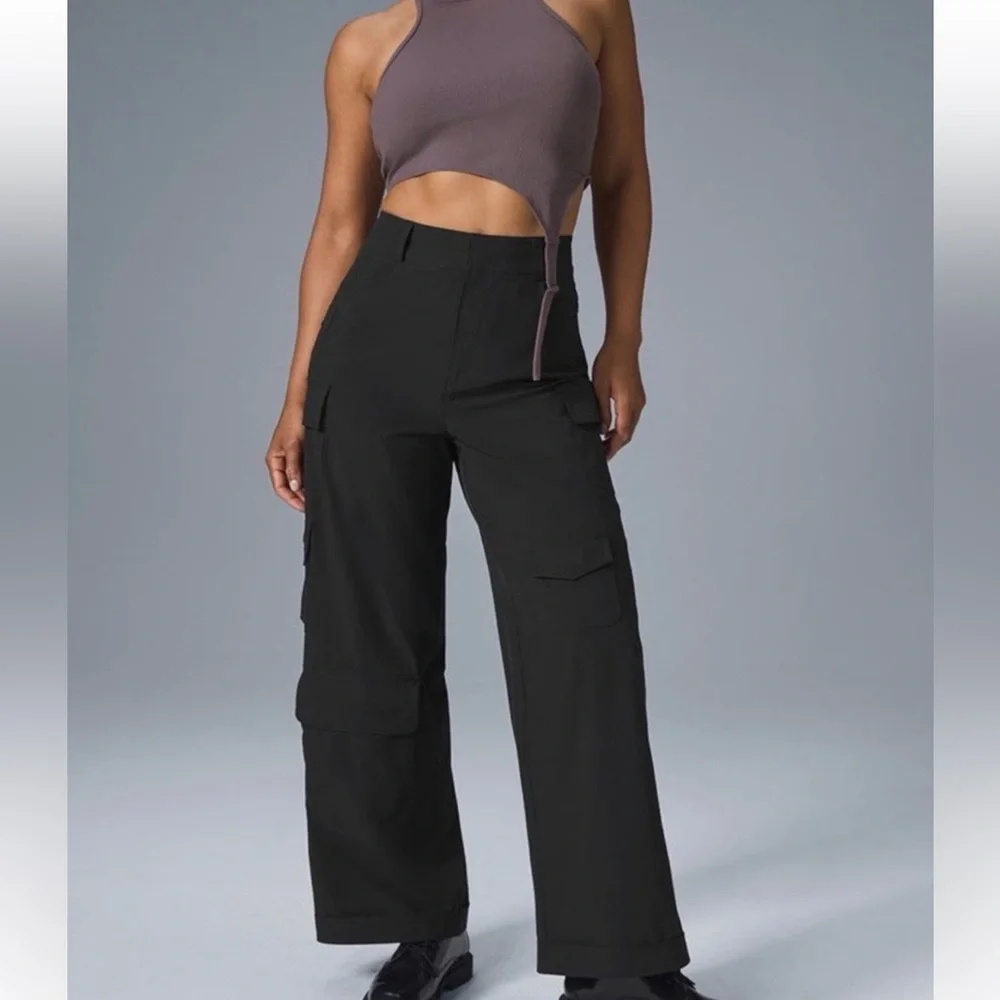 ALO Yoga Mid-Rise Workwear Cargo Pants in Black